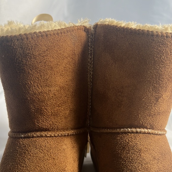 Girls Ugg like boot with bow detail size 1 - Picture 12 of 12